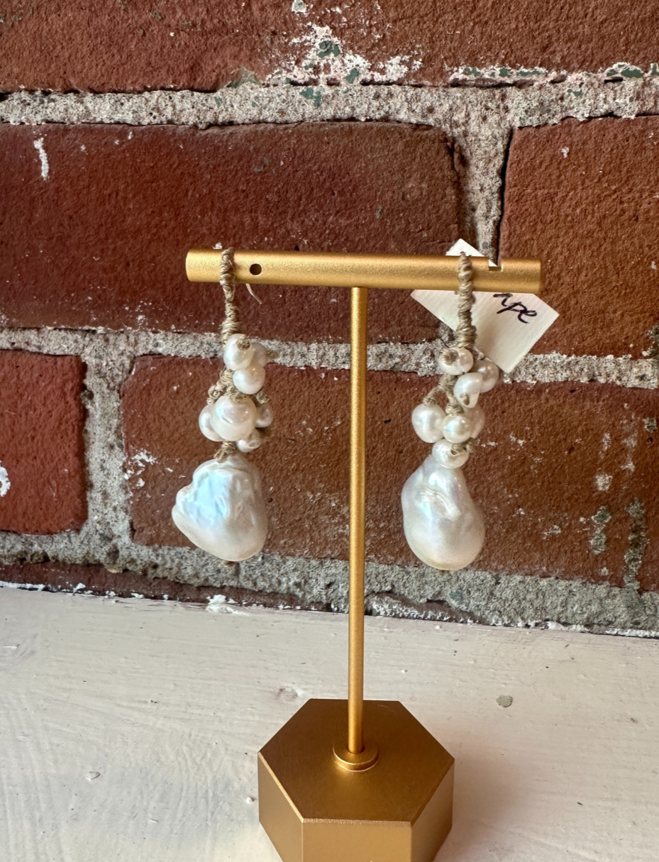 Pearl drop earring