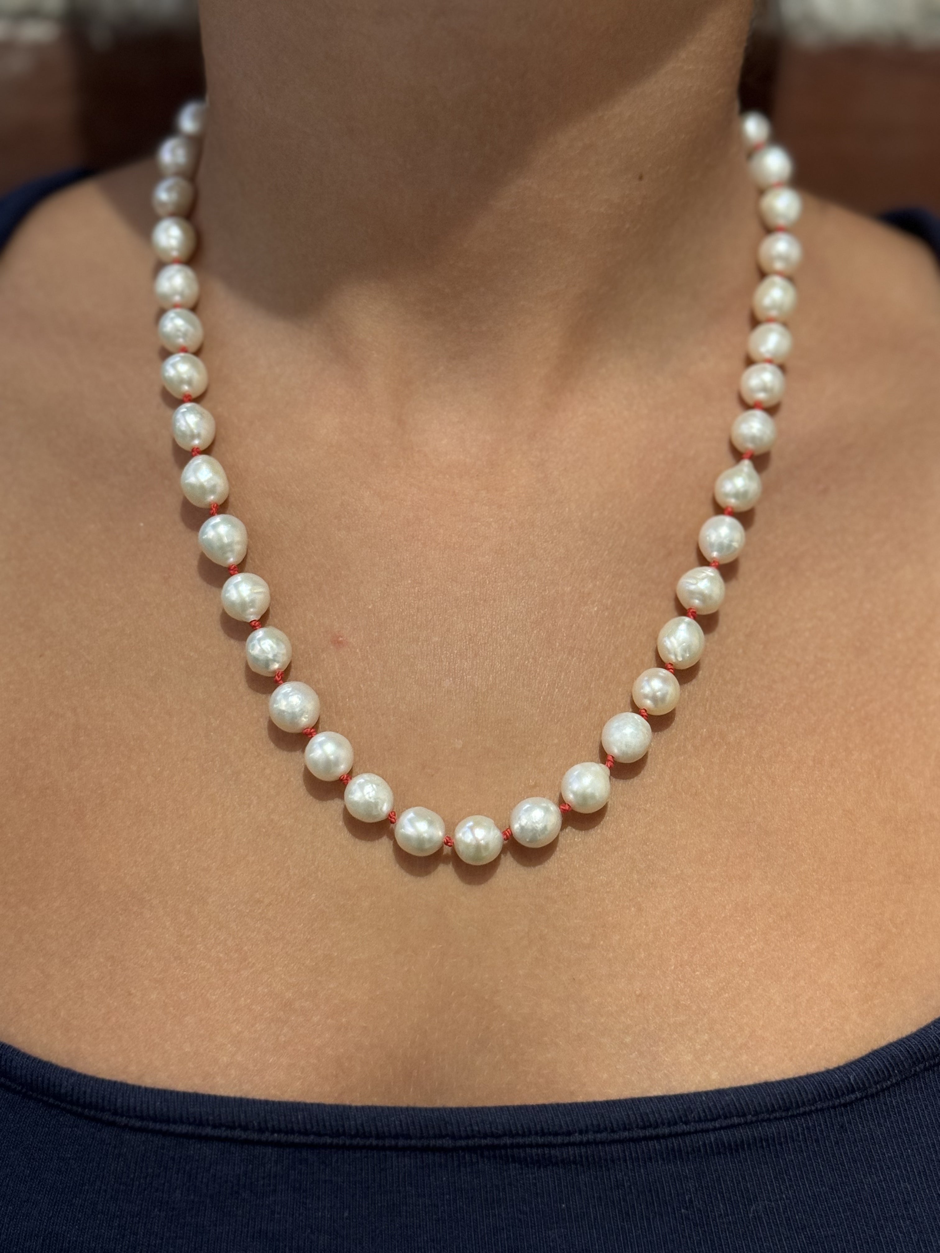 Classic pearl necklace/red silk