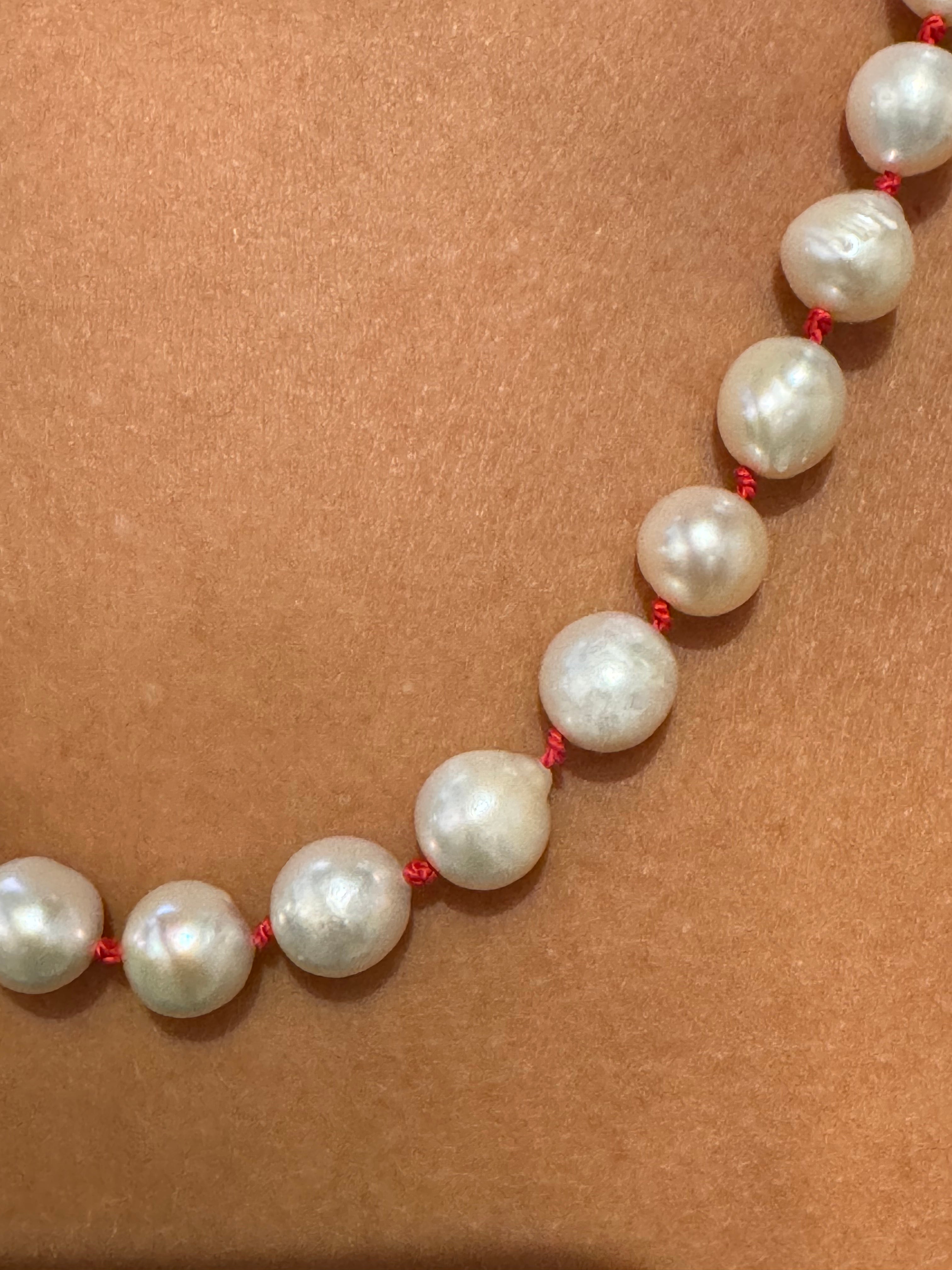 Classic pearl necklace/red silk