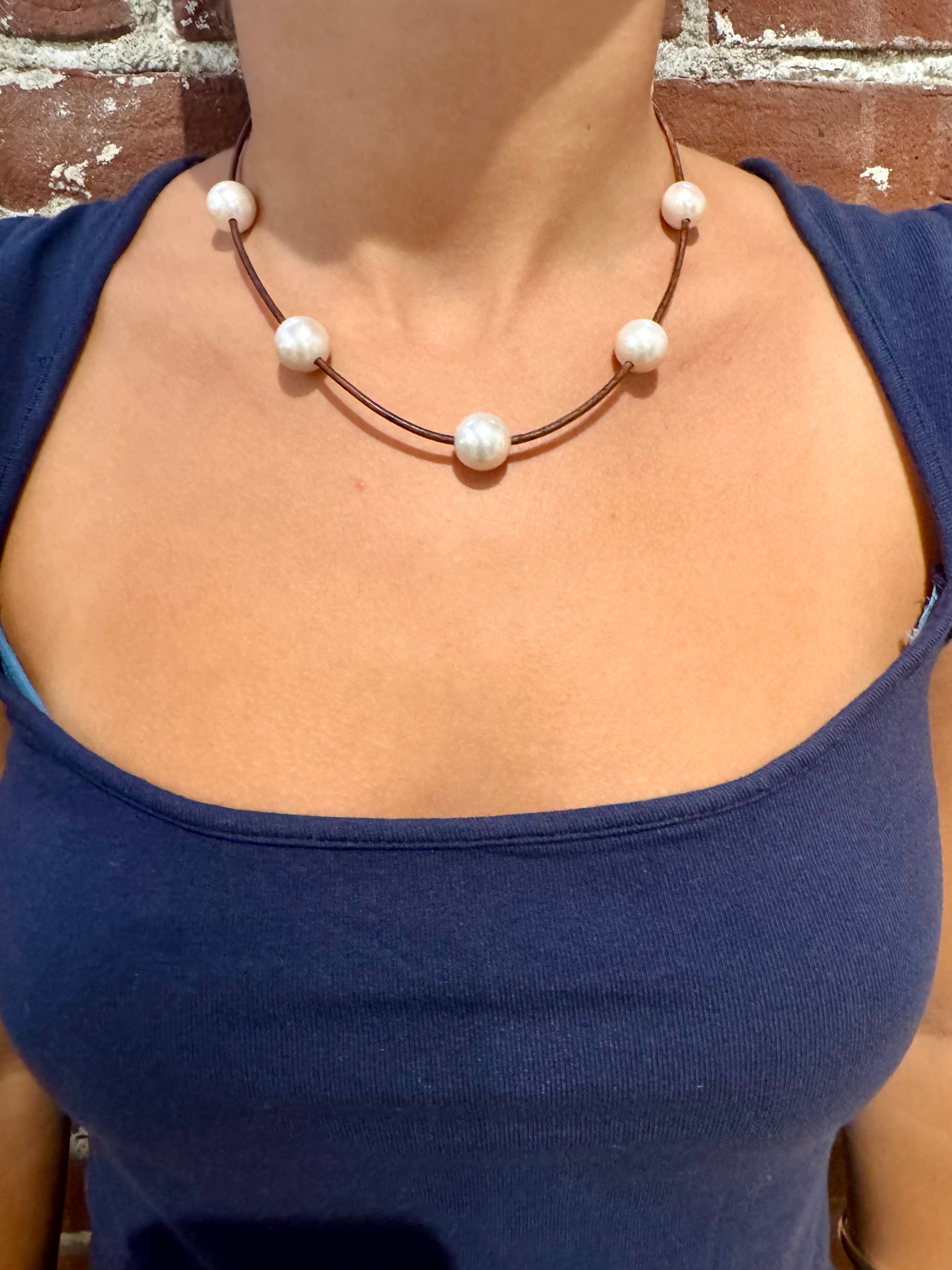 Leather choker w/7 pearls