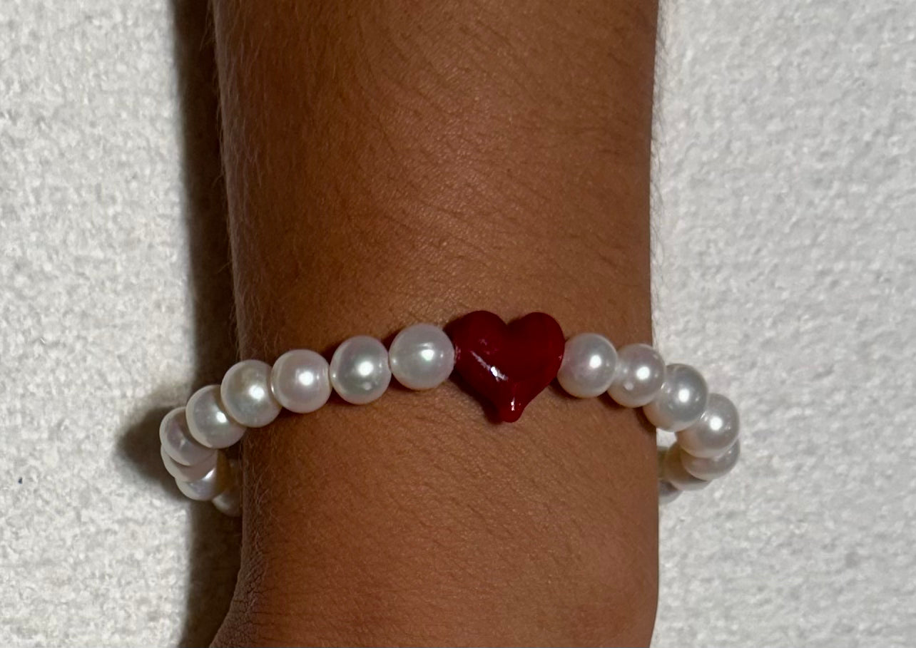 Pearl stretch bracelet w/red heart